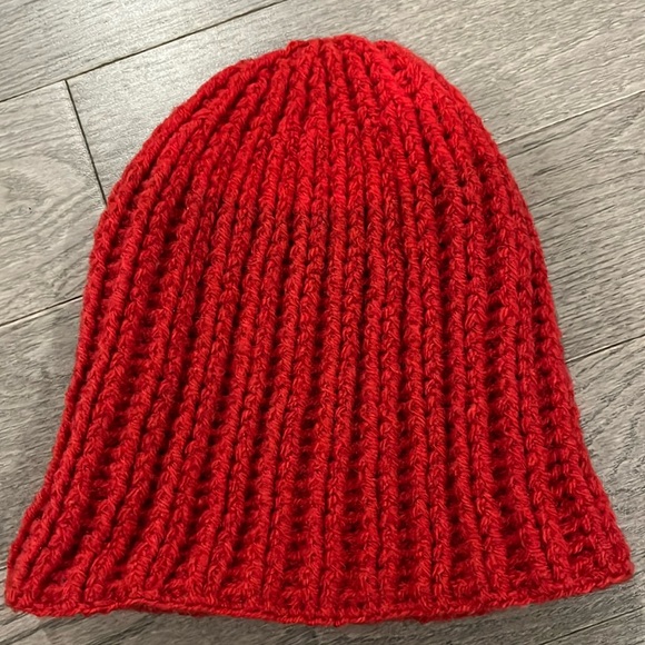 Handcrafted wool winter red hat - Picture 2 of 4